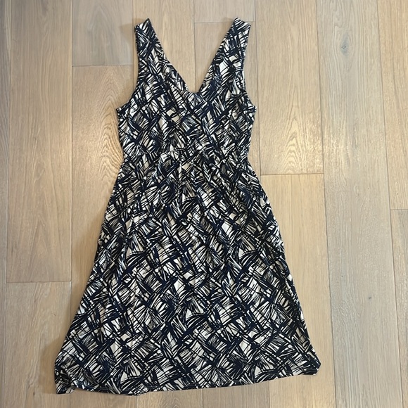 Fei by Anthropologie navy abstract print surplice dress. Size Medium. - Picture 4 of 7